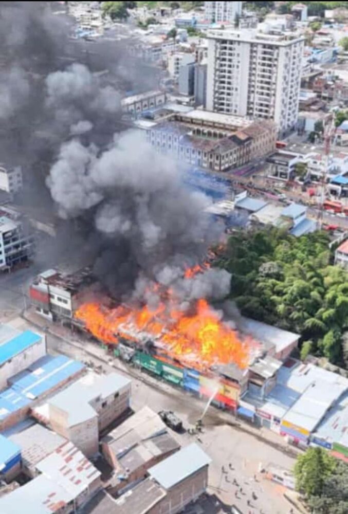 Incendio arrasa fábricas de muebles en Ibagué: más de 10 estructuras afectadas