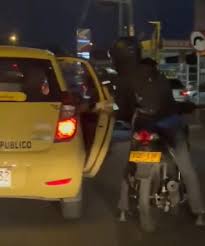 En video: Así atracan en moto en el centro de Cali