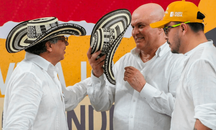 Mancuso y Petro intercambian sombreros en un evento de entrega de tierras en Montería