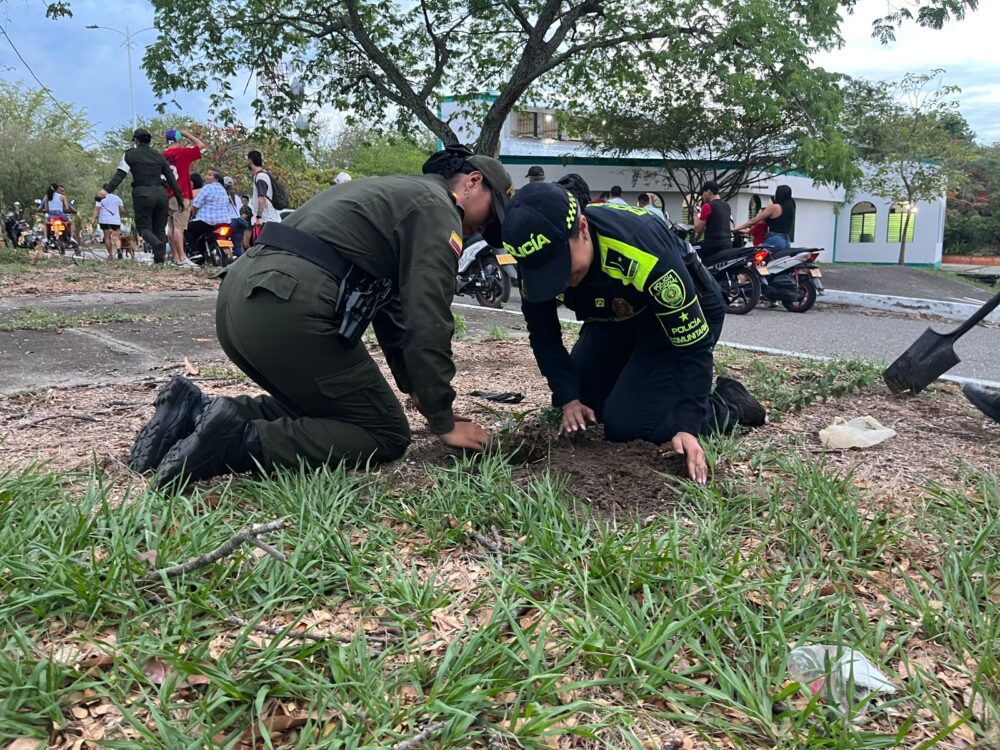 En Lérida la Policía Tolima acompañó la campaña ‘Siembra un árbol, siembra vida’