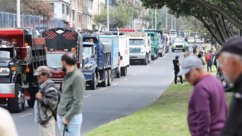 Cientos de campesinos bloquean vías en Colombia en protesta por prohibiciones en actividades agrícolas