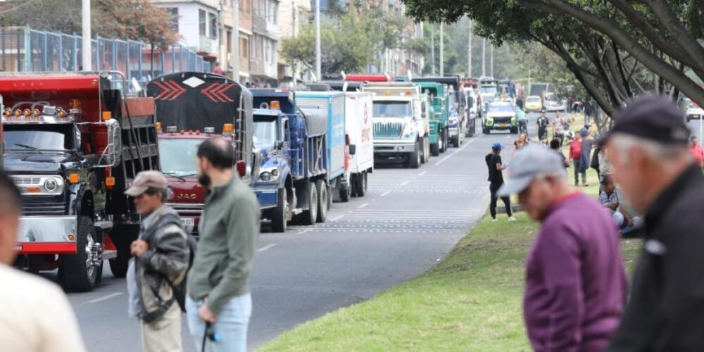 Cientos de campesinos bloquean vías en Colombia en protesta por prohibiciones en actividades agrícolas