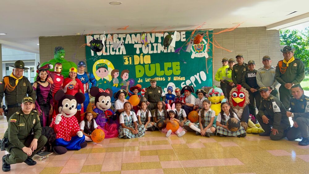 La Policía de Tolima presenta «La Vecindad del Chavo» para garantizar la seguridad de los niños en Halloween