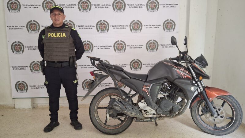 Policía Tolima recupera motocicleta robada y la devuelve a su propietario