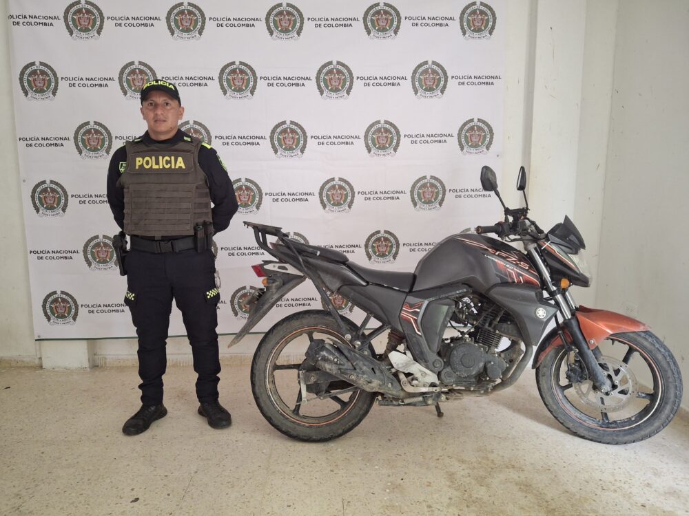 Policía Tolima recupera motocicleta robada y la devuelve a su propietario