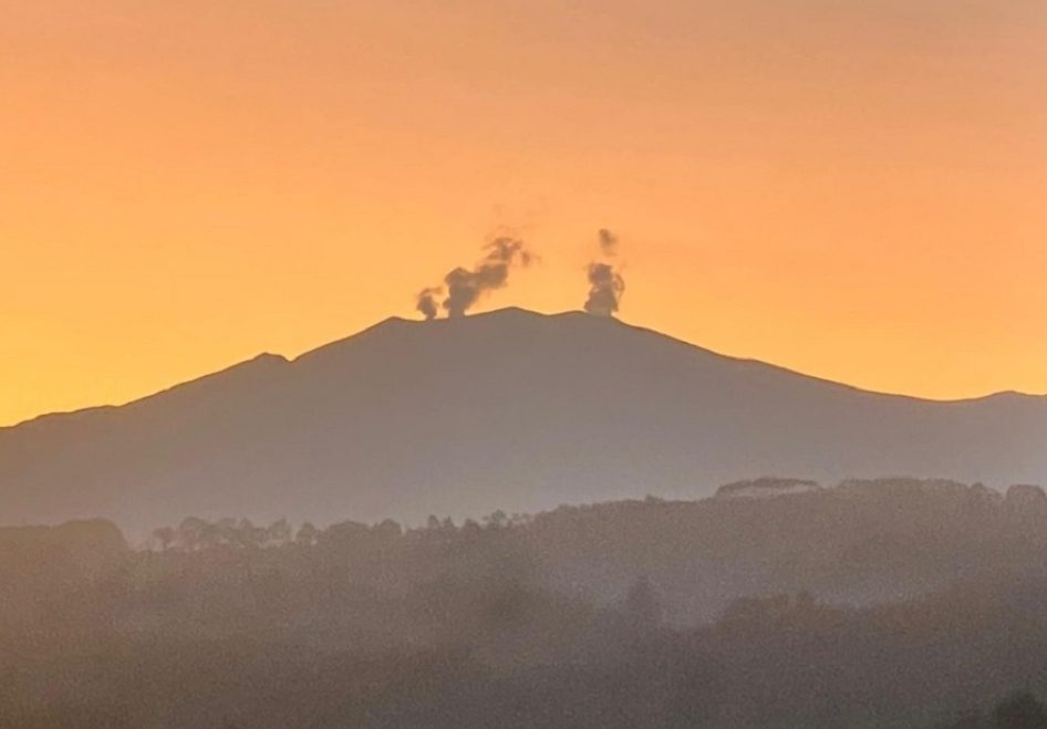 Incremento de actividad en el volcán Puracé: emisión de cenizas y reporte de olores a azufre