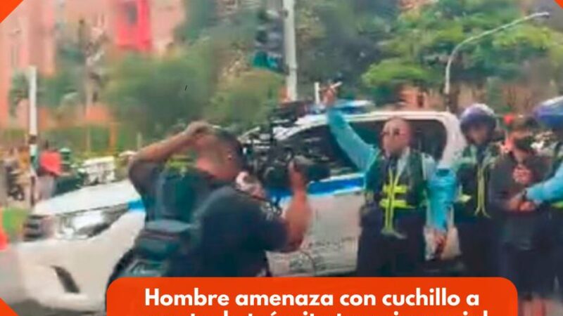 Hombre amenaza con cuchillo a agente de tránsito tras cierre vial en Medellín