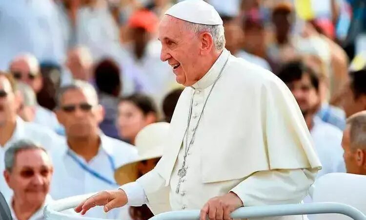 El Papa Francisco se mantiene estable tras ser hospitalizado por neumonía