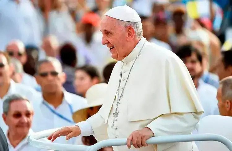 El Papa Francisco se mantiene estable tras ser hospitalizado por neumonía