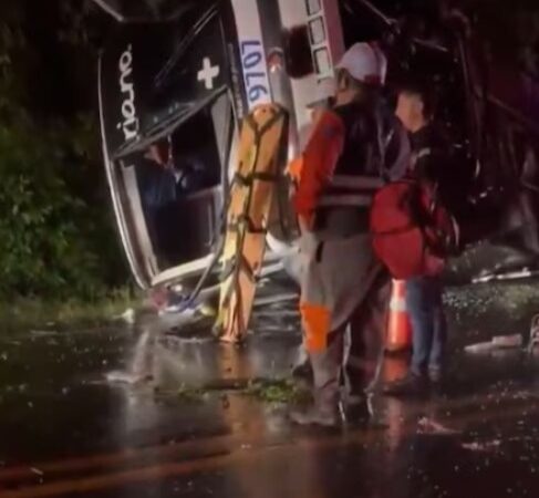 Tragedia en las vías del Tolima: dos muertos y 17 heridos deja volcamiento de bus entre Armero y Mariquita