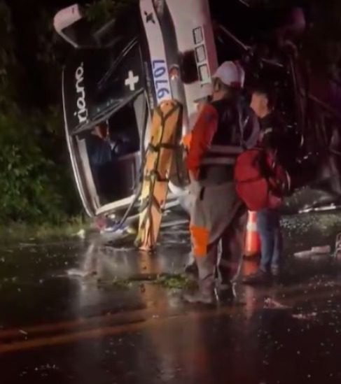 Tragedia en las vías del Tolima: dos muertos y 17 heridos deja volcamiento de bus entre Armero y Mariquita