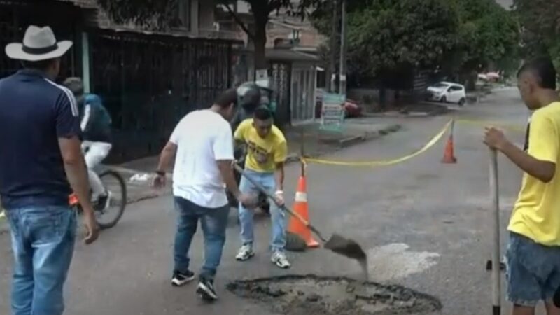 Los Tapahuecos no se rinden: tapan huecos en Ibagué pese a obstáculos de la Alcaldía