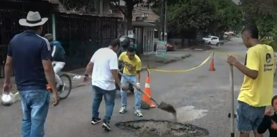 Los Tapahuecos no se rinden: tapan huecos en Ibagué pese a obstáculos de la Alcaldía