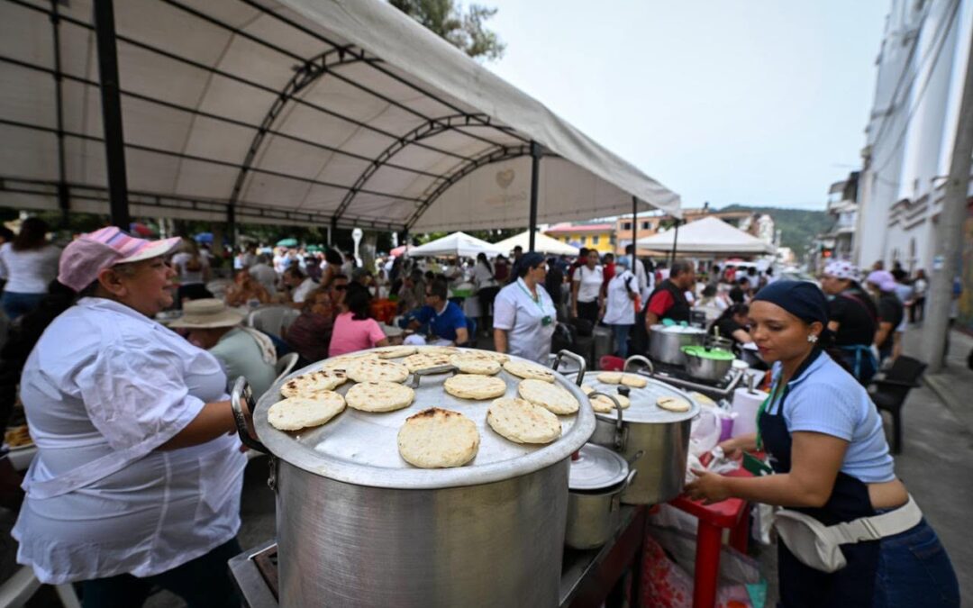 El aroma del tamal y la lechona ya se siente en nuestro Parque Principal.