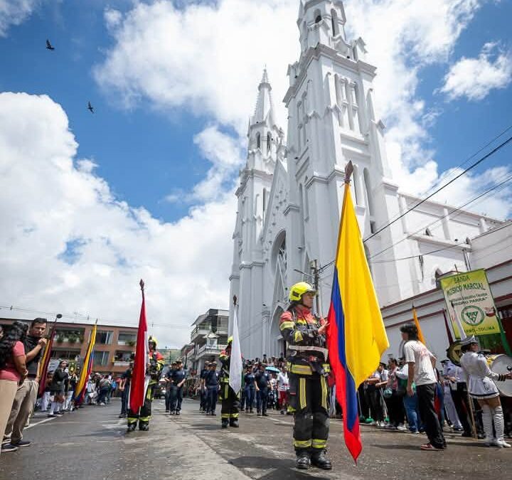 Con orgullo y sentido patrio, conmemoramos los 216 años de la Independencia de Colombia con un desfile lleno de civismo, respeto y amor por nuestra historia.